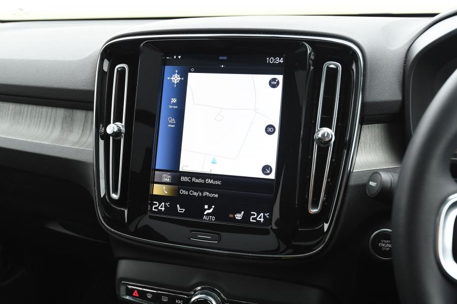 Детали интерьера Volvo XC40 T4 Inscription 2018 года  (UK) (фото 3 из 15)